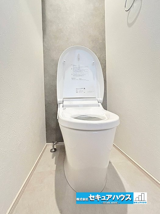 【中古戸建】名古屋市天白区植田山４丁目のトイレ|【高機能トイレ　1階】
◆高機能トイレの多くは便器のフタの開閉が自動であり、使用後に手動で水を流す面倒もなく非常に便利です。スタイリッシュな見た目で、お掃除しやすく、節水効果が高いです。　　　　　　　
