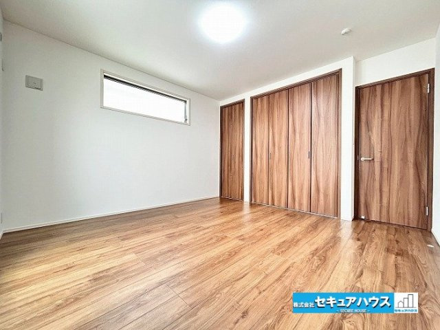 【中古戸建】名古屋市天白区植田山４丁目の洋室|【南東側洋室8帖】
◆広々とした居住空間は日々の暮らしを彩り、心のやすらぎと満足感を与えてくれます。通風と採光を考慮した設計は子供たちはのびのび育ち、家族でくつろぎと団らんを生み出します。　　　　　　