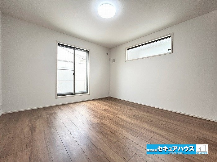 【中古戸建】名古屋市天白区植田山４丁目の洋室|【南東側洋室8帖　別角度】
◆全室2面採光のため陽当たり、通風共に良好です♪　　　　　　　　　　　　　　　　　　　　　　　　　　　　　　　　　　　　　　　　　　　　　　　　　　　　　　　　　　　　　　