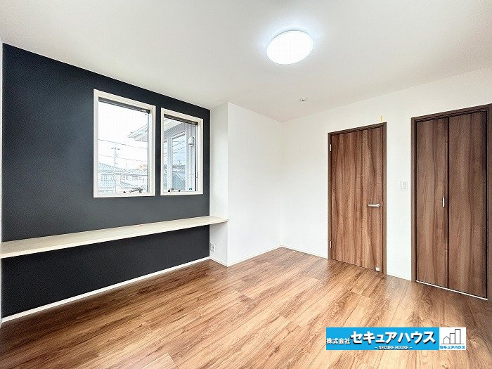 【中古戸建】名古屋市天白区植田山４丁目の洋室|【西側洋室6帖】
◆勉強や作業をするスペース、本や雑貨などを置く棚としても利用できる汎用性の高いカウンター付きです。　　　　　　　　　　　　　　　　　　　　　　　　　　　　　　　　　　　　　　　　　　