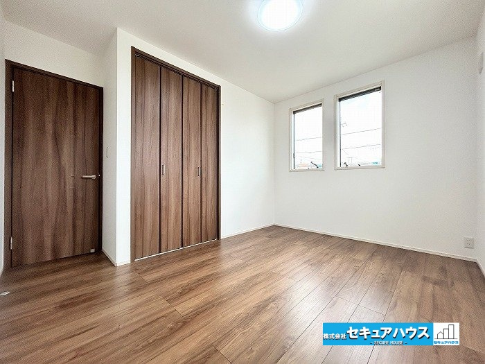 【中古戸建】名古屋市天白区植田山４丁目の洋室|【北東側洋室6.3帖】
◆家族一人ひとりの大切なプライベート空間。趣味に合わせて使って頂けるようシンプルに仕上げてあります。暮らし心地を大きく左右する収納を、適材適所に配置し使い勝手を考慮しました。　