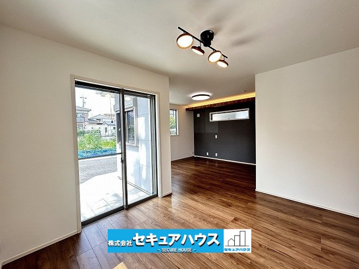 【中古戸建】名古屋市天白区植田山４丁目の居間・リビング|【2026年7月リフォーム済】
◆本日ご案内可能♪365日営業中！
◆築9年×角地の開放感×駐車2台可！全室収納付きのゆとり設計、153号線近接で通勤便利！住環境良好な一邸です♪　　　　　　　　　　　