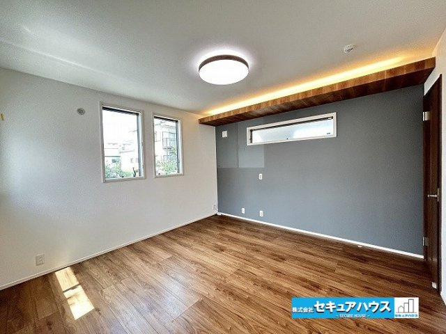 【中古戸建】名古屋市天白区植田山４丁目の居間・リビング|【LDK16.8帖】
◆間接照明×アクセントクロスによりお洒落な空間に仕上がっています。リビングとダイニングスペースを分けて使える設計で、食事の空間とくつろぐ空間のメリハリをつけることができます。　　