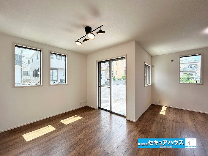 【中古戸建】名古屋市天白区植田山４丁目のダイニング|【LDK16.8帖】
◆窓が多い設計のため、陽当たり・通風共に良好です♪　　　　　　　　　　　　　　　　　　　　　　　　　　　　　　　　　　　　　　　　　　　　　　　　　　　　　　　　　　　　　　　　