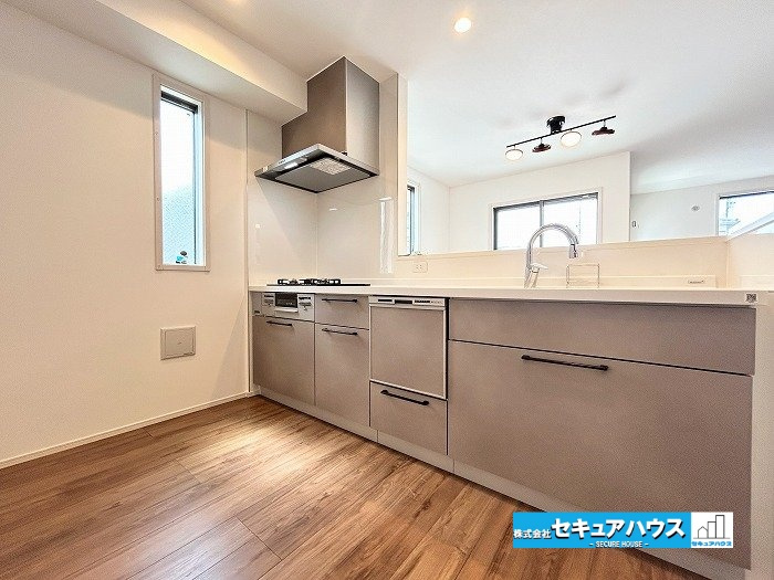 【中古戸建】名古屋市天白区植田山４丁目のキッチン|【キッチン】
◆対面式キッチンのためリビングの様子を見ながら料理することが出来ます。
◆キッチンの窓は熱気や匂いを逃がす役割があります。
◆洗い物の時短に繋がる食洗機付きです。　　　　　　　　　　　　