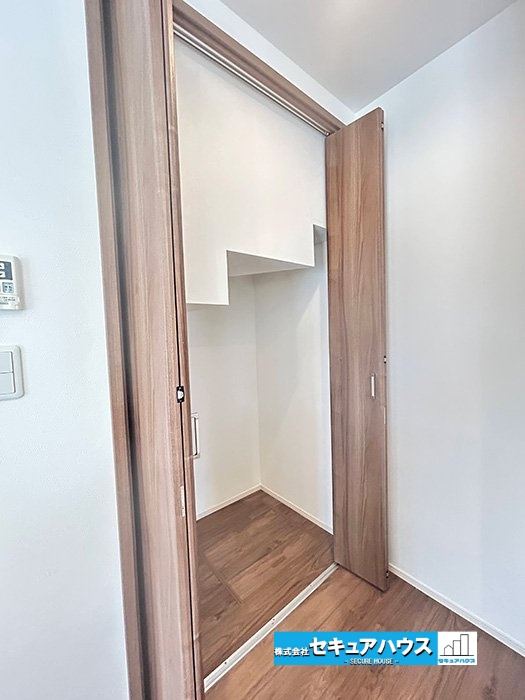 【中古戸建】名古屋市天白区植田山４丁目のキッチン|【キッチン横に収納スペース】
◆階段下を利用した収納クローゼット付きです♪キッチン横にあるためお米や日用品のストックを収納することができる便利なスペースです。　　　　　　　　　　　　　　　　　　　　　