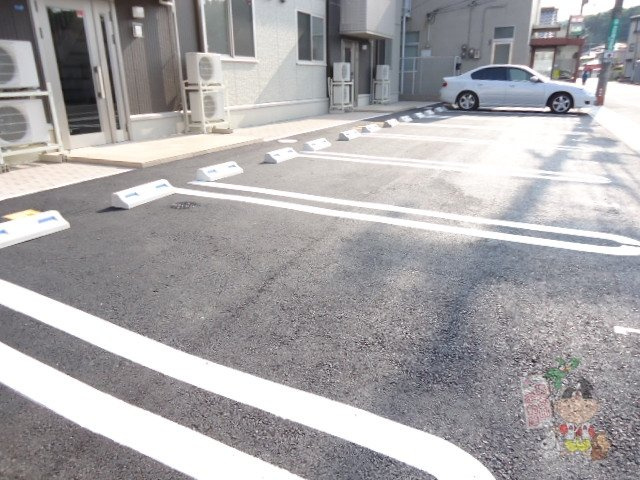メゾン・グラシアの駐車場