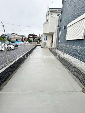 西原町5丁目貸家　B棟 の駐車場