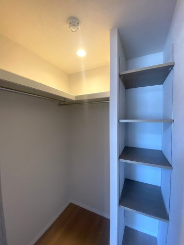 サンライトマンションさつきの収納|収納力に優れたウォークインクローゼットを備えております。洋服類はもちろん、季節物の家電やスーツケースなどのかさばるお荷物もスッキリまとめて収納でき、お部屋を広くお使いいただけます。