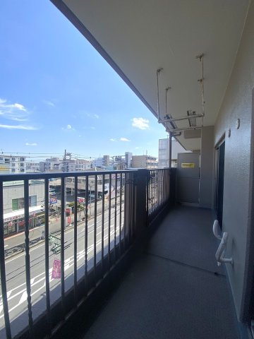 サンライトマンションさつきのバルコニー|バルコニー面積9.10㎡のゆとりある外部空間です。日当たりや風通しが良く、お洗濯物や布団を干す際にも大変重宝いたします。空を身近に感じながらリフレッシュできる快適な空間です。