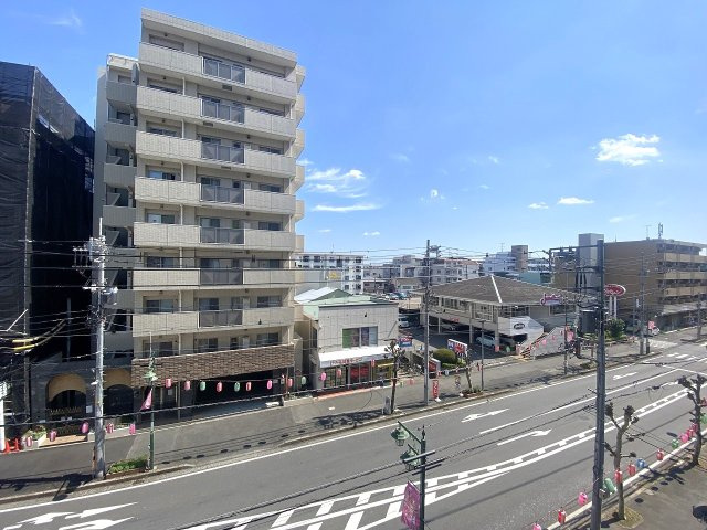 サンライトマンションさつきの展望|バルコニーからの眺望です。周囲には遮るものがなく開放的な景色が広がっております。心地よい風が通り抜け、四季折々の空の移り変わりを感じながら快適にお過ごしいただける素晴らしいロケーションです。