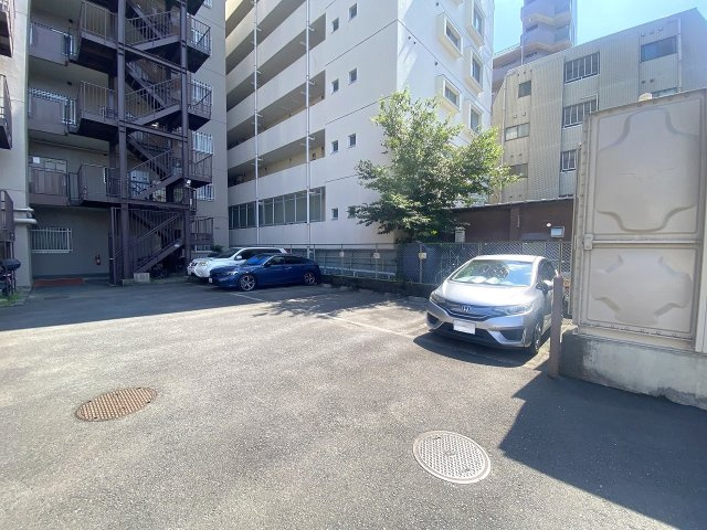 サンライトマンションさつきの駐車場|敷地内に用意された駐車場スペースです。空き状況や利用条件の詳細につきましては、時期により変動いたしますのでお気軽にお問い合わせください。愛車を身近に保管できる安心の設備環境です。