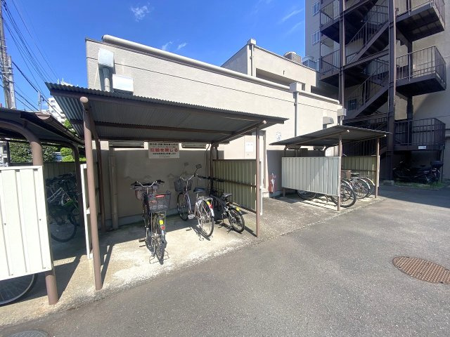 サンライトマンションさつきの駐輪場|屋根付きの駐輪場スペースを完備しております。大切な自転車を雨風から守ることができ、毎日の通勤・通学やお買い物での自転車利用もスムーズに行っていただける環境です。
