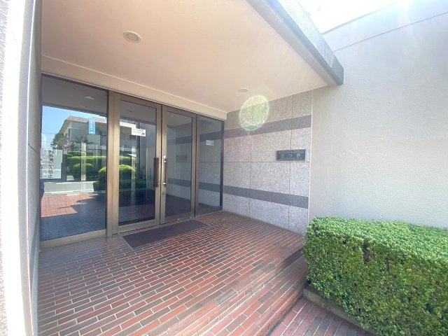 サンライトマンションさつき|マンションのアプローチ・エントランス外観です。きれいに管理・清掃されており、居住者様や訪れる方を気持ちよく迎えてくれます。駅徒歩2分という利便性の高さも魅力的です