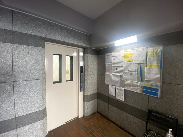 サンライトマンションさつきのその他共用部分|敷地内に設置されたエレベーターです。重い荷物を持っている際や、ベビーカーをご利用の際もストレスなく上階へ移動できます。日常の昇降作業を快適にサポートしてくれる設備です。