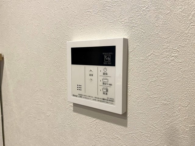 サンライトマンションさつきの発電・温水設備|いつでも快適な温度でお湯張り・保温ができる追い焚き機能付き給湯リモコンです。生活時間が異なるご家族でも、ボタンひとつで温かいお風呂に入ることができ、毎日の疲れを優しく癒やします