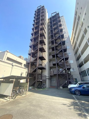 サンライトマンションさつきの外観|落ち着いた佇まいを見せるマンション外観です。東武東上線「みずほ台」駅徒歩2分の好立地に位置しており、通勤や通学はもちろん、お買い物にも大変便利な住環境が整っているのが魅力です。
