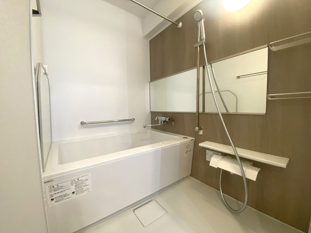サンライトマンションさつきの浴室|清潔感あふれるユニットバスへ新規交換いたしました。一日の疲れを優しく癒やしてくれる快適なバスルームとなっております。追い焚き機能や浴室乾燥などの設備面も充実した空間です。
