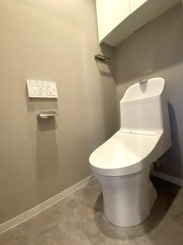 サンライトマンションさつきのトイレ|清潔感と節水性を兼ね備えたトイレへ新規交換いたしました。温水洗浄便座付きで快適にお使いいただけます。上部にはトイレットペーパー等をスッキリ収納できる棚も完備されています