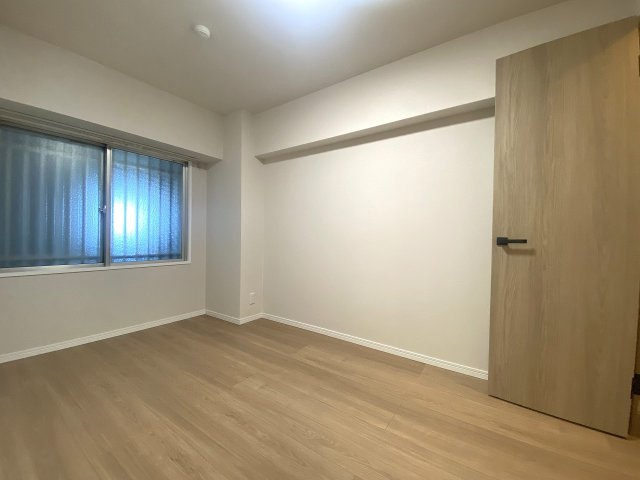 サンライトマンションさつきの収納|間取り図右上に位置する5.0帖のサービスルーム（納戸）です。十分な広さがあるため、季節物の衣装やスーツケースの保管はもちろん、集中できるワークスペースや趣味の部屋としても活用できます。