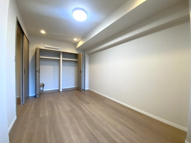 サンライトマンションさつきの寝室|間取り図左上に位置する6.5帖の洋室です。主寝室としても十分な広さがあり、大きなベッドを配置してもゆとりを感じられます。二面採光の明るい室内で快適な朝を迎えることができます。