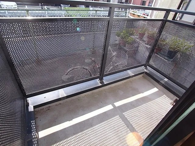 神戸市東灘区本山南町５丁目のアパートのバルコニー