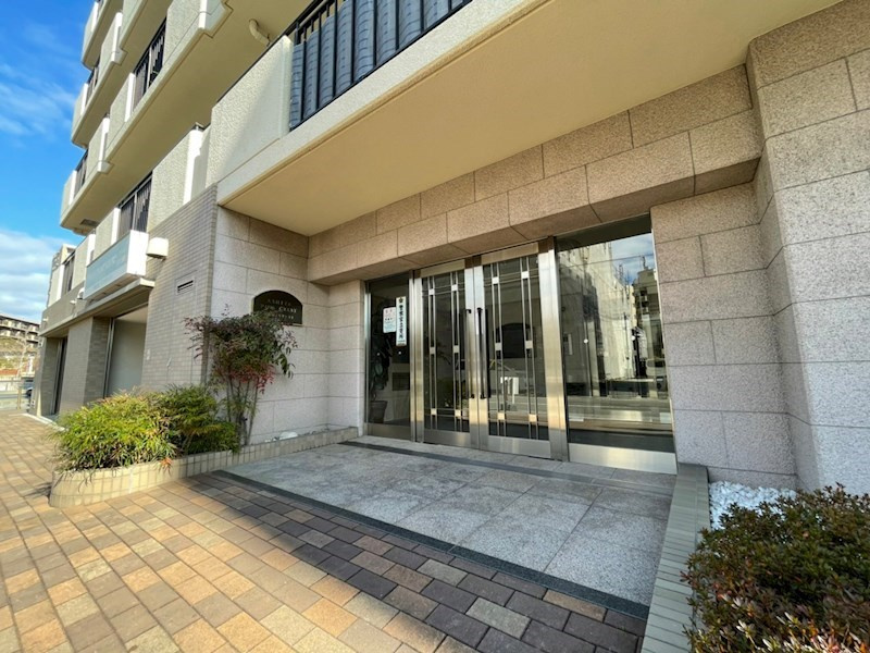 芦屋市春日町の賃貸マンションのエントランス