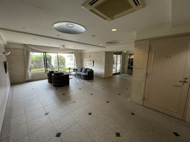 芦屋市春日町の賃貸マンションのロビー