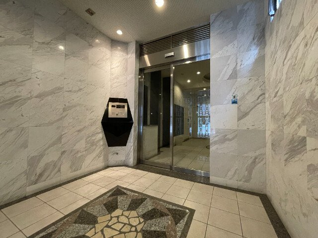 神戸市中央区元町通５丁目の賃貸マンションのエントランス