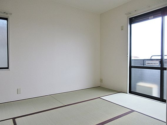 神戸市灘区上野通４丁目のアパートの居間・リビング