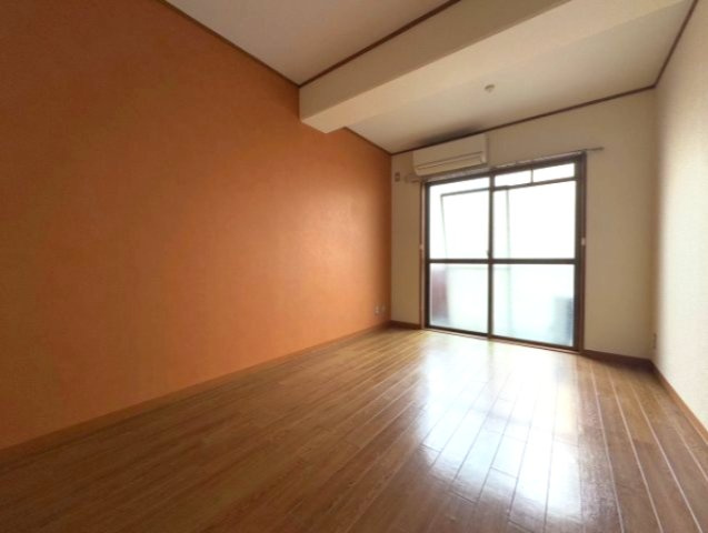 神戸市灘区日尾町２丁目の賃貸マンションの居間・リビング