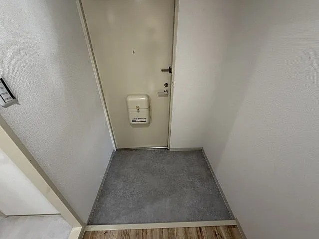 神戸市灘区鶴甲３丁目の賃貸マンションの玄関