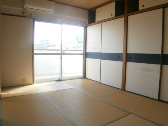 神戸市灘区岩屋中町３丁目の賃貸マンションの居間・リビング