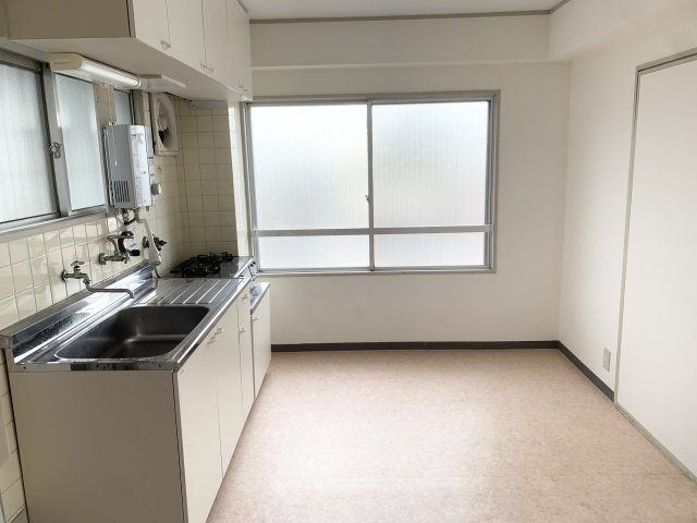 神戸市灘区岩屋中町３丁目の賃貸マンションの居間・リビング