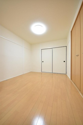 神戸市中央区熊内町９丁目のアパートの居間・リビング