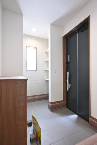 【玄関】 | 太田市新井町第6期　クライン | 収納たっぷりの玄関でいつでもスッキリと使うことができます♪
