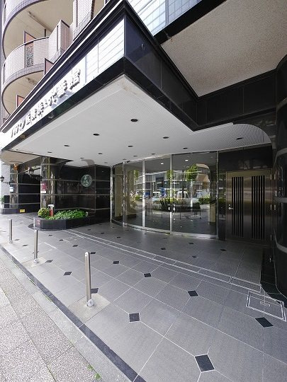 グリフィン新横浜・六番館のエントランス