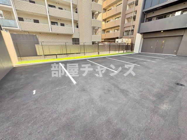 プレサンス　レイズ　鶴舞公園の駐車場