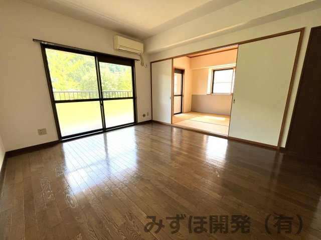 山形市松波4丁目5-1-302号室　ネオハイツ県庁南の居間・リビング