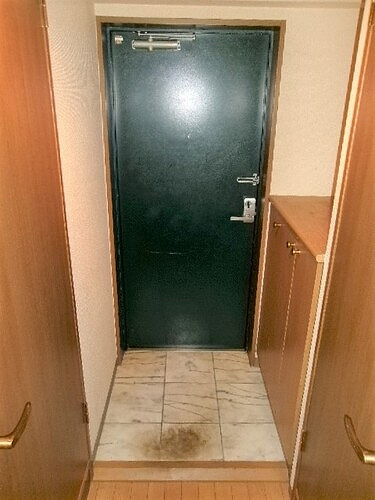 桜木町堂ノ下マンションの玄関