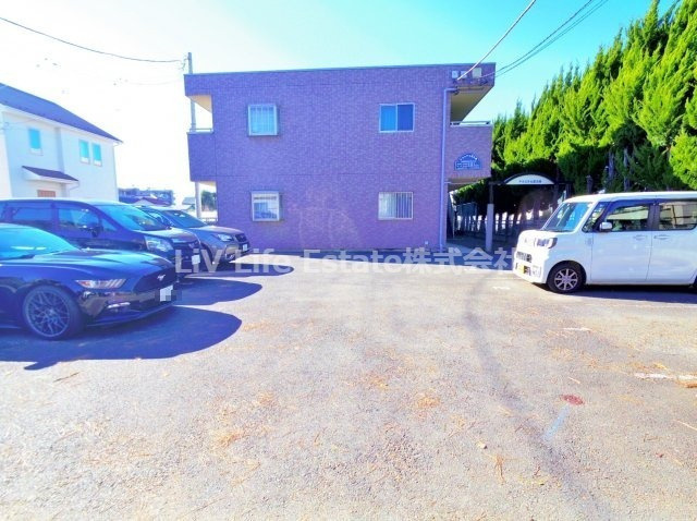 アウステル芝久保の駐車場