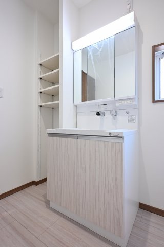 【独立洗面台】 | 太田市東別所町第7期　＜新築平屋建て＞ | 3面鏡付きの洗面台は後ろが見えるのでヘアセットがバッチリ決まります！