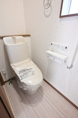 【トイレ】 | 太田市東別所町第7期　＜新築平屋建て＞ | 暖房便座などがついた洗浄機能付きトイレです。