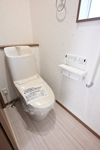 【トイレ】 | 太田市東別所町第7期　＜新築平屋建て＞ | 暖房便座などがついた洗浄機能付きトイレです。