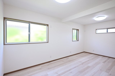【洋室】 | 太田市東別所町第7期　＜新築平屋建て＞ | 間仕切り対応可能な洋室は大きな１部屋としても、２部屋にもできるフレキシブルな間取りです！
