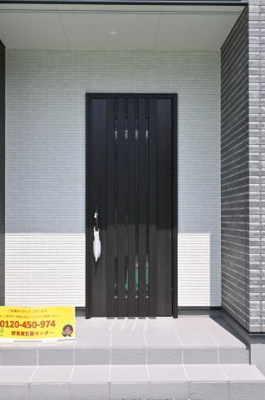 【玄関】 | 太田市東別所町第7期　＜新築平屋建て＞ | 屋根付きの玄関は雨の日のぬれずに出入りすることができます！
ダブルロックドアで防犯性も◎