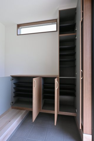 【玄関】 | 太田市東別所町第7期　＜新築平屋建て＞ | 天井までの高さがあるたっぷり玄関収納。可動棚で調整可能ですので、背の高いブーツもすっぽり収まります。