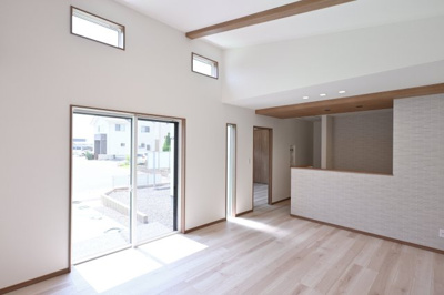 【居間・リビング】 | 太田市東別所町第7期　＜新築平屋建て＞ | 広々としていて明るい日差しもたくさん入ってきます。家具を置いてもゆとりある空間となっております♪
