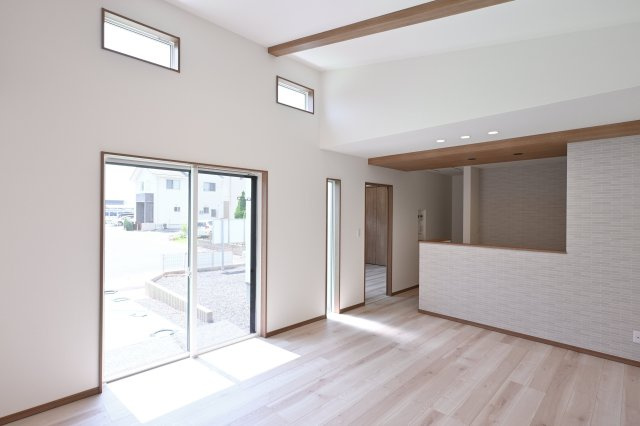 【居間・リビング】 | 太田市東別所町第7期　＜新築平屋建て＞ | 広々としていて明るい日差しもたくさん入ってきます。家具を置いてもゆとりある空間となっております♪