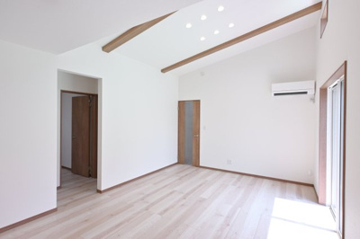 【居間・リビング】 | 太田市東別所町第7期　＜新築平屋建て＞ | 白を基調とした明るいフローリングが印象的なリビング。
家族団らんの時間をゆったりお過ごしください♪